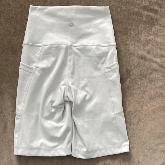 90degree by Reflex biker shorts with side pockets. Size XS. Color light gray. - Picture 5 of 5